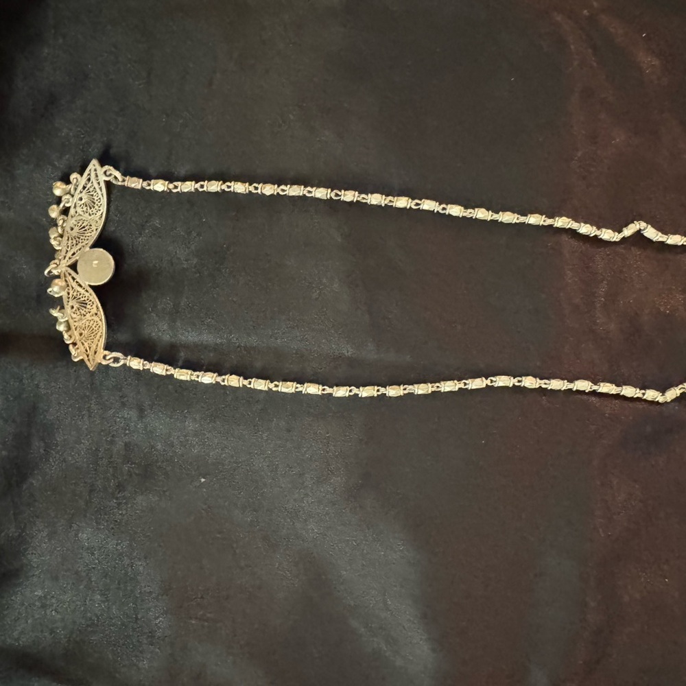 Elegant Silver Necklace with Intricate Design